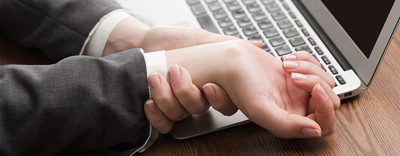 patient suffering from carpal tunnel syndrome in need of chiropractor in Santa Rosa