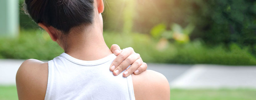 patient suffering from frozen shoulder in need of chiropractor in Santa Rosa